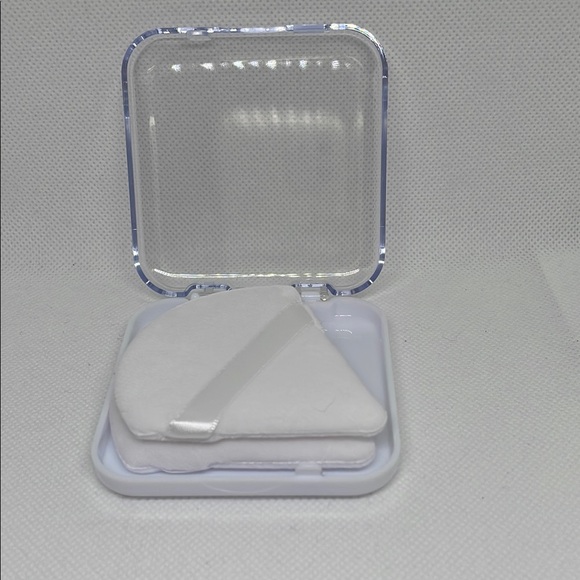 White Makeup Sponge in Clear Case - Picture 1 of 2